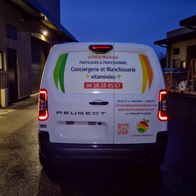 Marquage utilitaire pressing à Lyon : arrière du véhicule La Petite Mandarine avec services et contact
