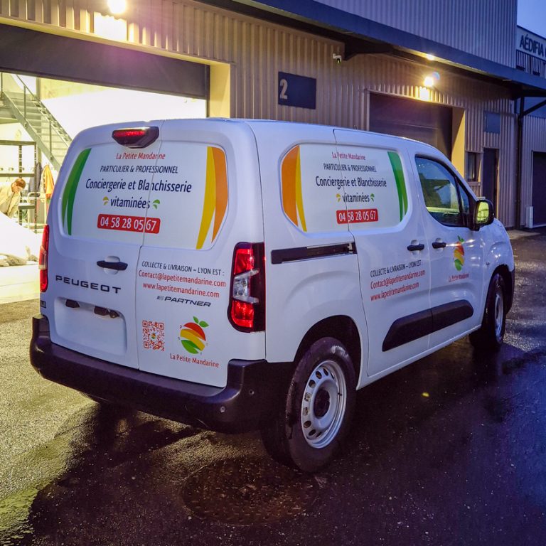 Flocage véhicule personnalisé à Lyon : marquage utilitaire La Petite Mandarine à Saint-Priest (vue 3/4 arrière)