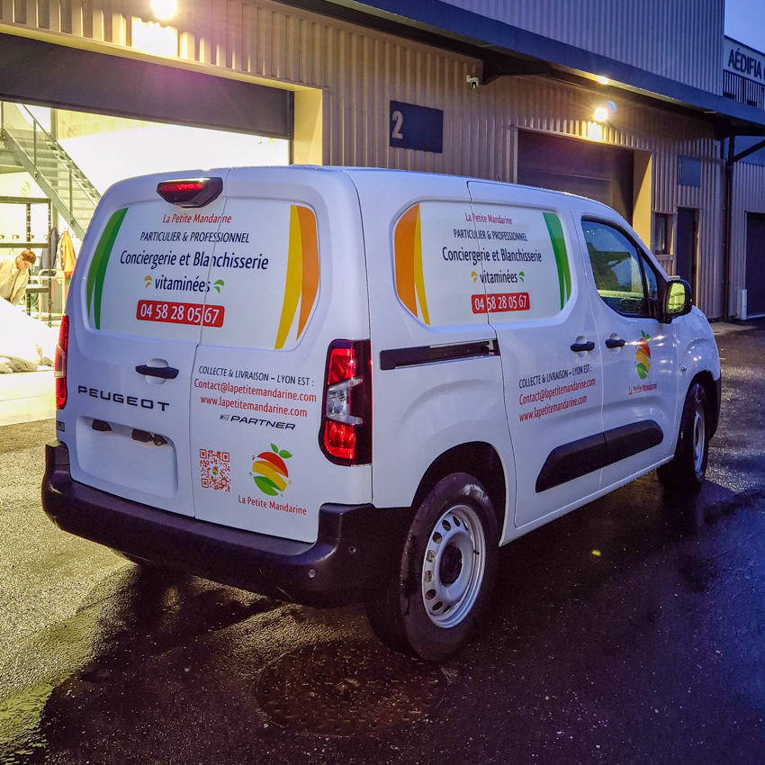 Flocage véhicule personnalisé à Lyon : marquage utilitaire La Petite Mandarine à Saint-Priest (vue 3/4 arrière)