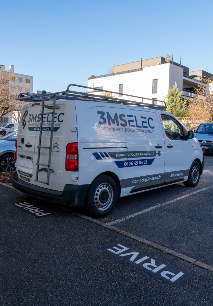 Marquage utilitaire artisan électricien à Lyon avec flocage professionnel sur véhicule d’intervention.