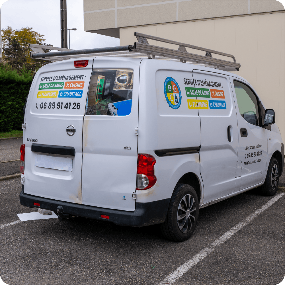 Utilitaire artisan avec flocage professionnel et coordonnées visibles sur la carrosserie.