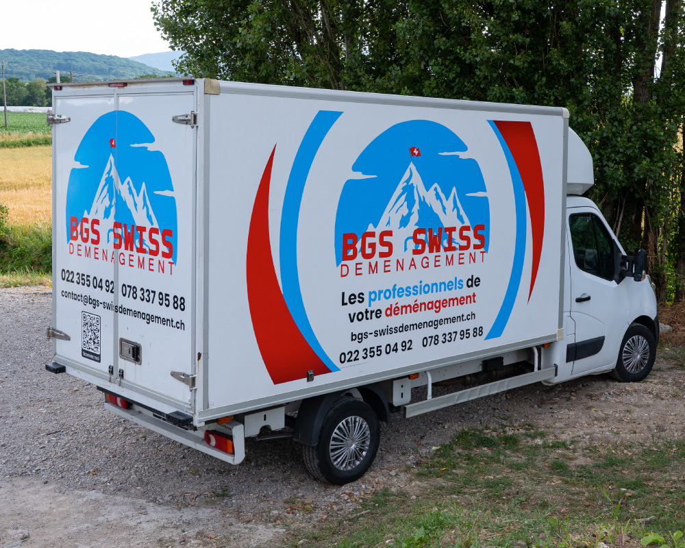 Camion de déménagement équipé d’un marquage publicitaire grand format sur la caisse.