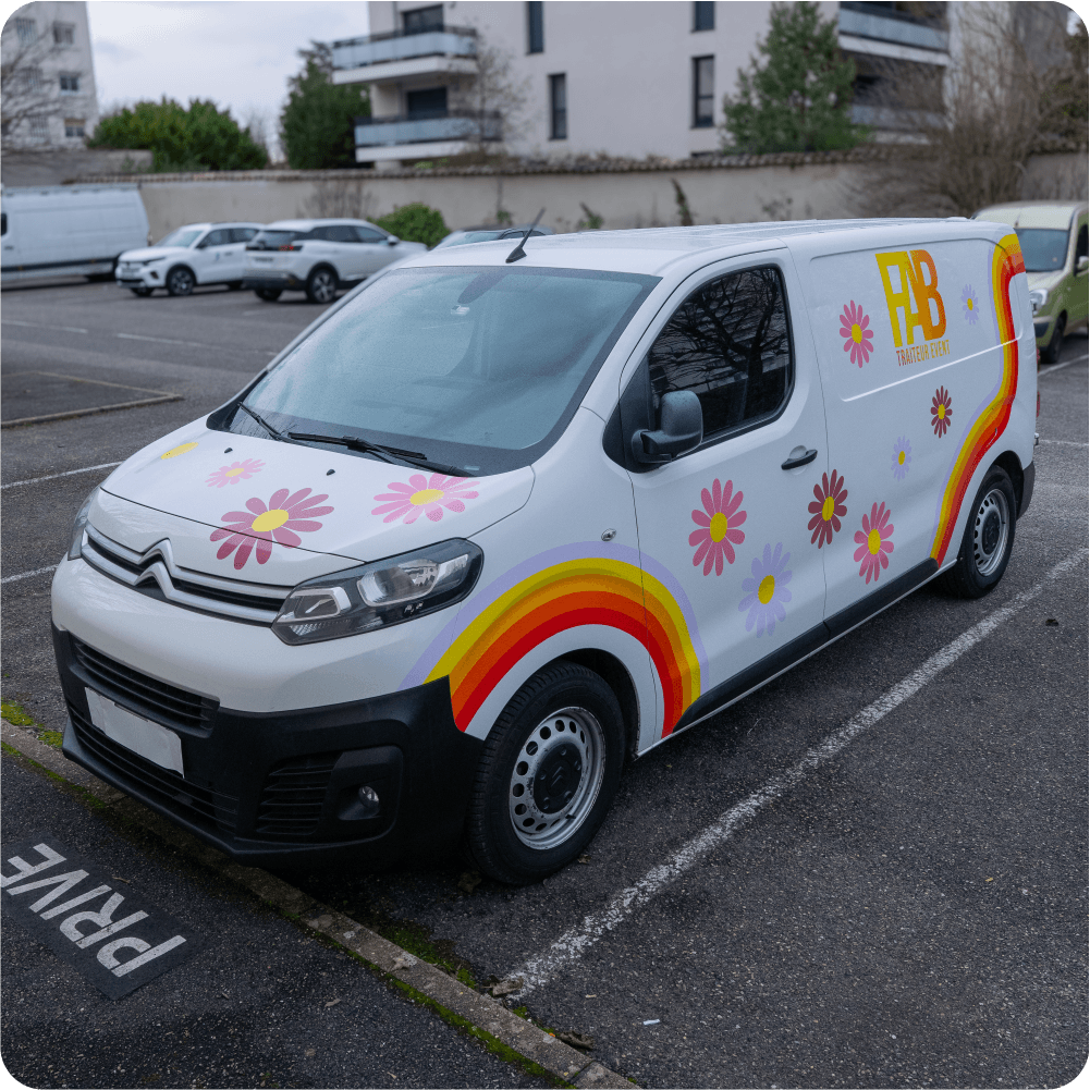 Véhicule de service avec marquage coloré pour entreprise de services dans le domaine de événementiel