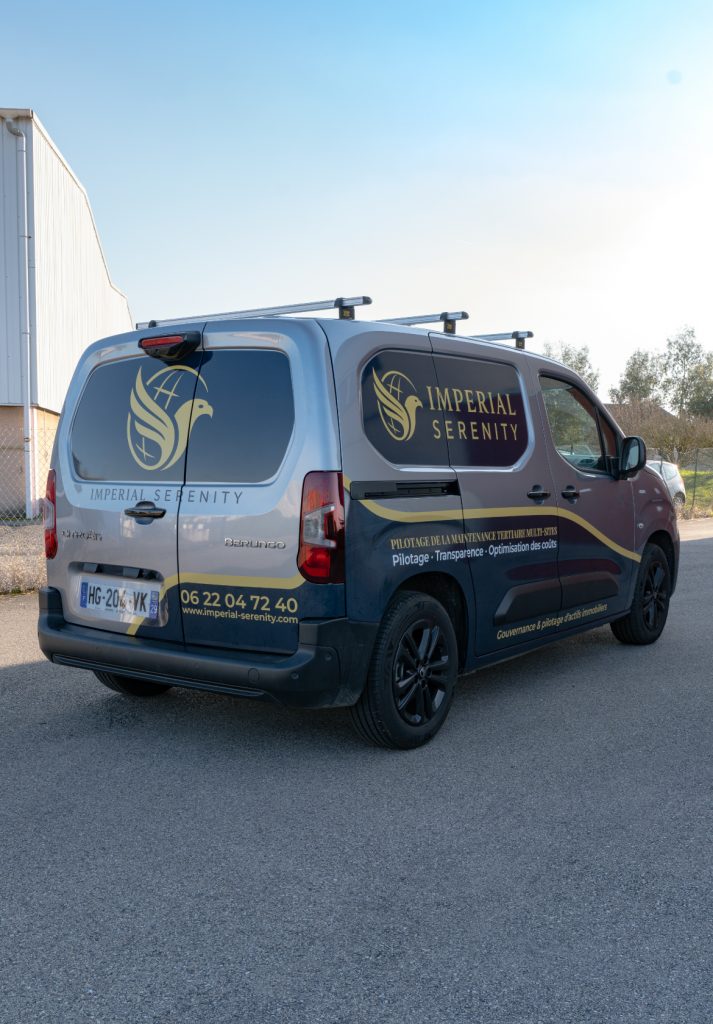 Marquage utilitaire pour entreprise de services à Lyon avec flocage professionnel sur véhicule Imperial Serenity.